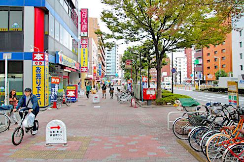 要町駅前のレンガ造りの道路